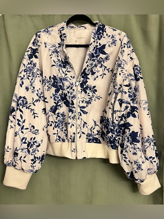 Anthropologie Jackets & Blazers - Anthropologie Blue & White Floral Cropped Puffer Bomber Jacket size 1X